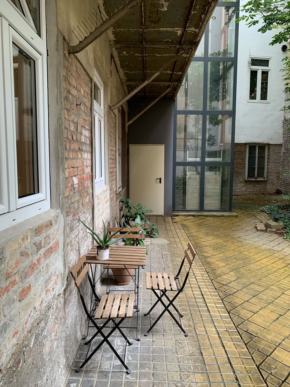 Sitzplatz mit Holzstühlen im Innenhof